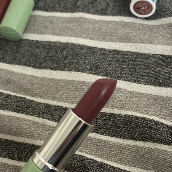 NIB clinique bundle ! 4 lipsticks and 1 “chubby stick” lip and cheek color ! - Picture 5 of 11